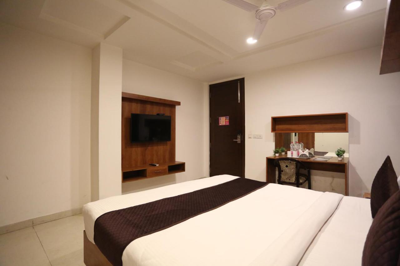 Hotel Sm Suits Near Delhi Airport-Unit By Grand Urban Luxury Ню Делхи Екстериор снимка