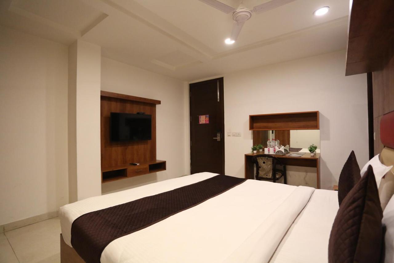 Hotel Sm Suits Near Delhi Airport-Unit By Grand Urban Luxury Ню Делхи Екстериор снимка